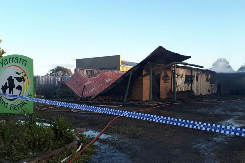 Das Yarram Herd Services Gebäude ist nach dem Brand in sich zusammengefallen.