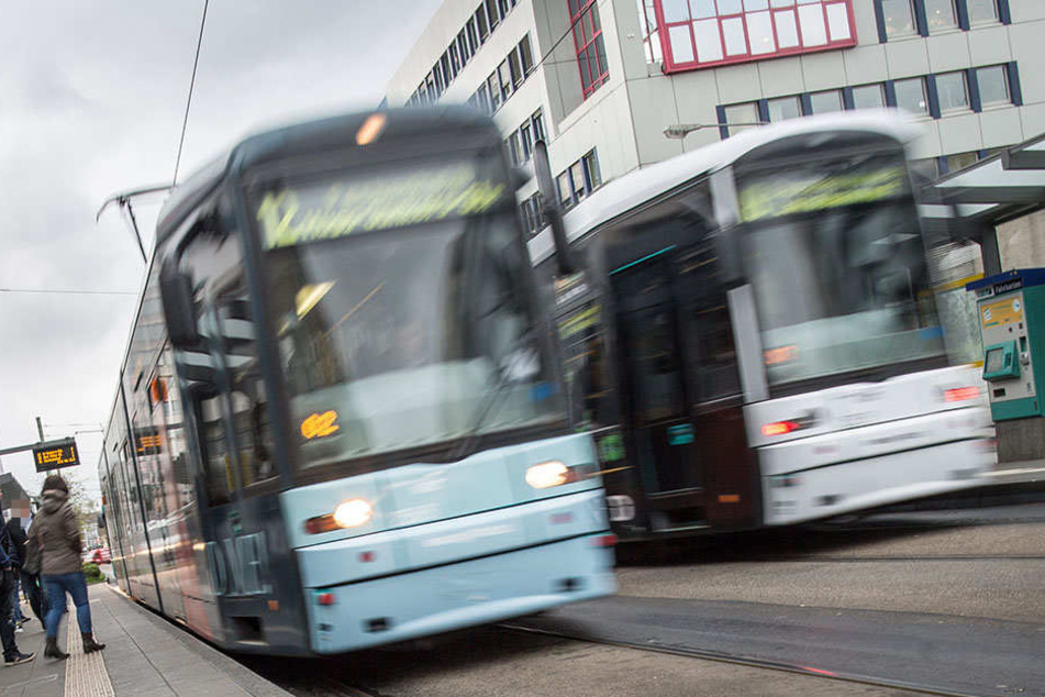 Auch in der Straßenbahn wurden zwei Personen verletzt.