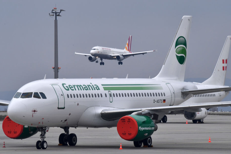 Eine Germania-Maschine am Boden.