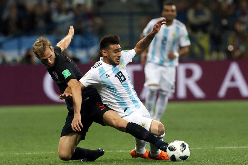 Eduardo Salvio aus Argentinien (r.) kämpft mit Ivan Strinic aus Kroatien um den Ball.