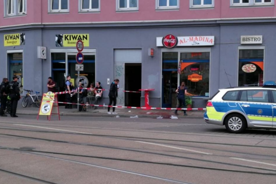 Nach einer blutigen Messerattacke am Montagabend fahndet die Polizei noch immer nach dem Angreifer.