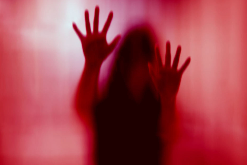 Der Pädagoge soll mit zwei 15-jährigen Schülerinnen in seiner Wohnung geschlafen haben. (Symbolbild)