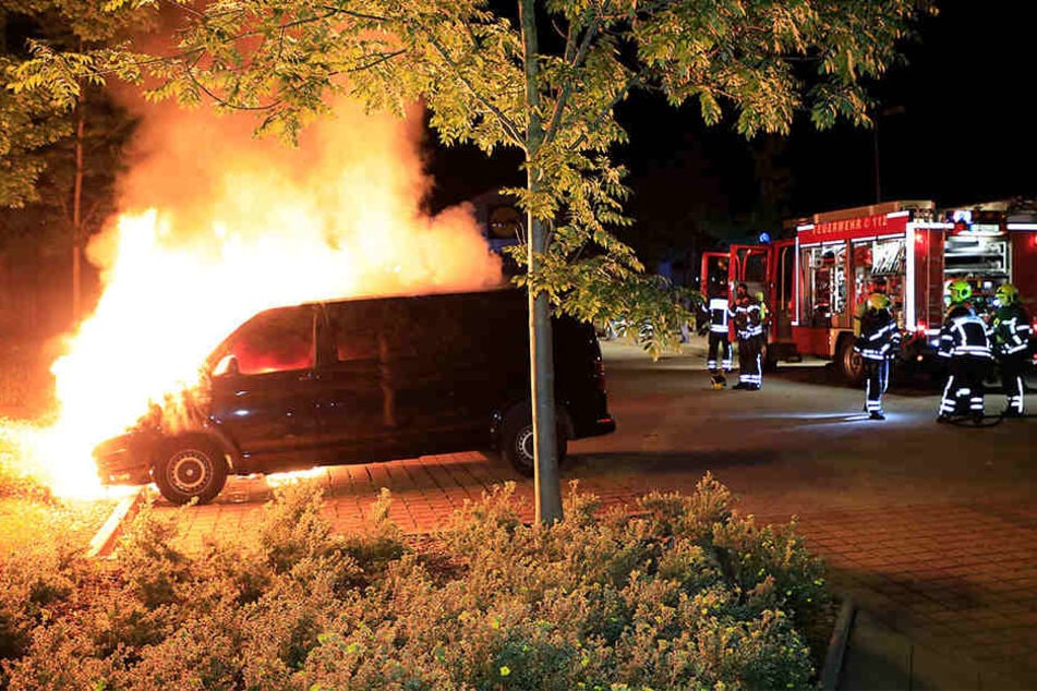 Auch ein VW-Transporter fackelte ab.