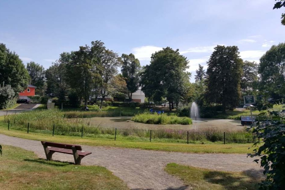 In diesem Park vor der Tauchaer Sparkasse will eine Zeugin den flüchtigen Mike W. (43) gesehen haben.