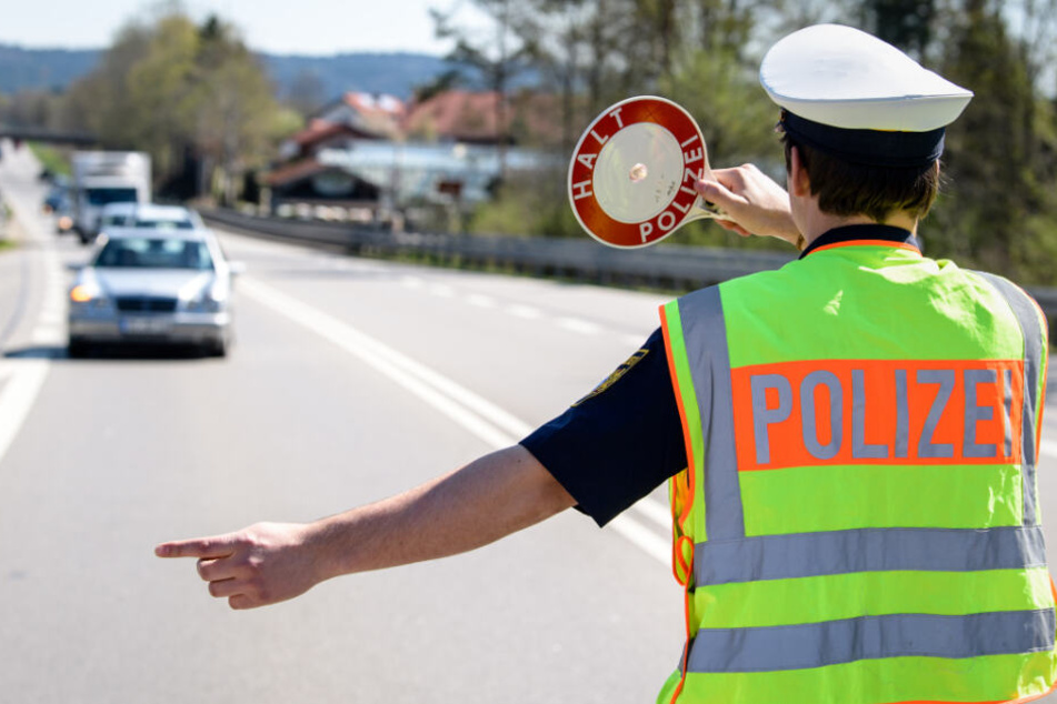 Der Verkehr wird von der Polizei an der Unfallstelle vorbeigeleitet. (Symbolbild)