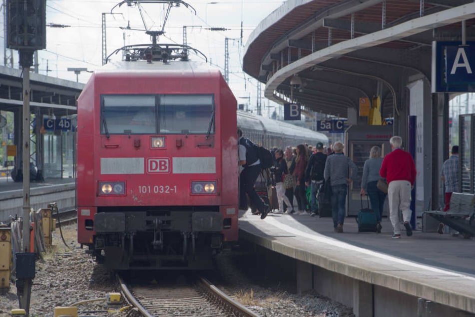 Die Zweijährige blieb am Bahnhof zurück. (Symbolbild)