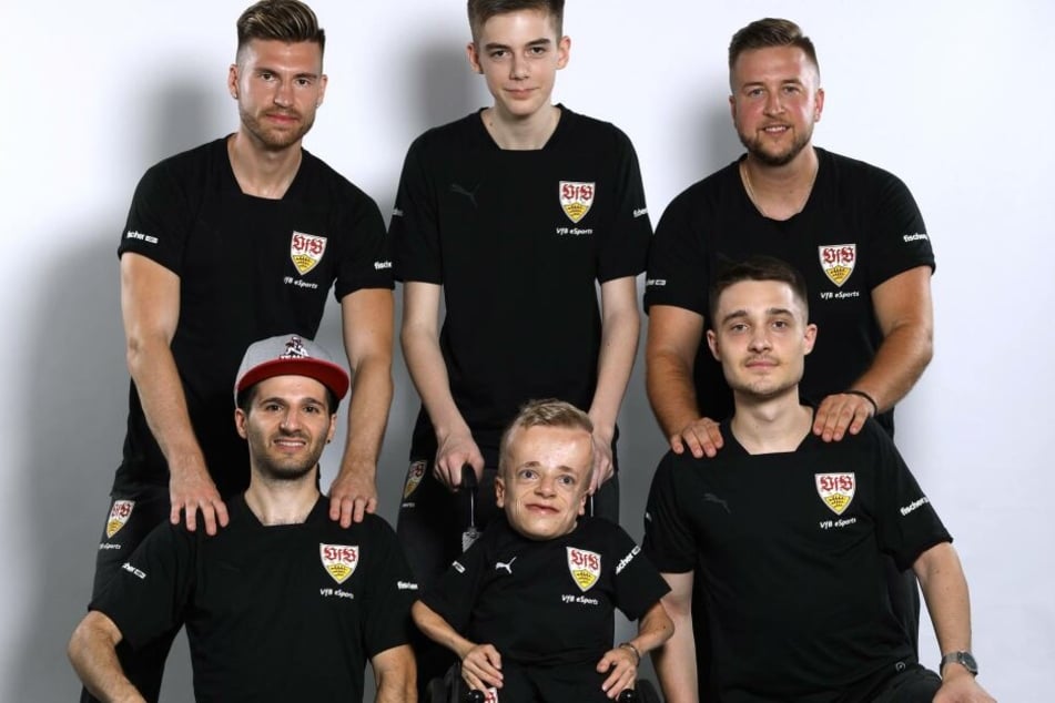Zum gesamten Kader des VfB eSports gehören außerdem noch die beiden eSports-Talente Lukas Seiler (oben Mitte), Niklas Luginsland (unten Mitte), sowie das bekannte YouTube-Duo "Tisi Schuhbech", bestehend aus Simon Bechtold (oben links) und Timo Schulz (obe
