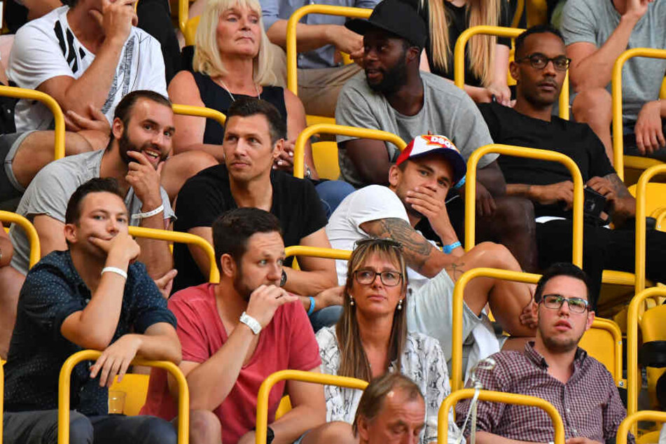 Pascal Testroet (zweite Reihe rechts) saß am Montagabend bei Dynamo nur auf der Tribüne. Nun wechselt er wohl ausgerechnet nach Aue.