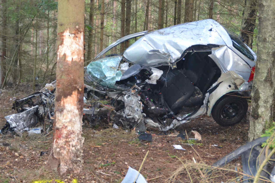 Der Fahrer konnte aus diesem Wrack nur noch tot geborgen werden.