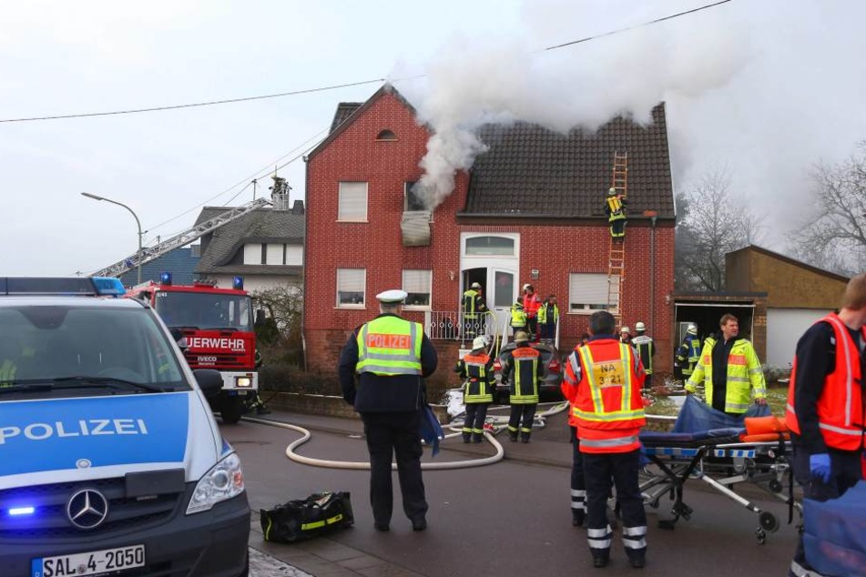 Die neunjährige Tochter überlebte das Feuer leicht verletzt.
