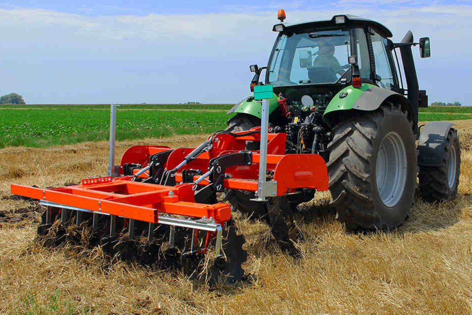 Mit einer Kreiselegge wird der Boden aufgelockert, um zu Säen. Der Landwirt geriet in die laufende Maschine und starb. (Symbolbild)