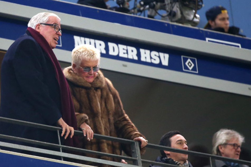 HSV-Mäzen Klaus-Michael Kühne hier mit seiner Frau Christine im Volksparkstadion will den HSV weiter unterstützen (Archivbild).