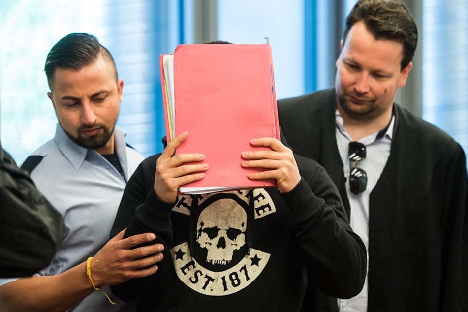 Yasser S. habe die sechsfache Mutter mit einem Spanngurt erdrosselt.