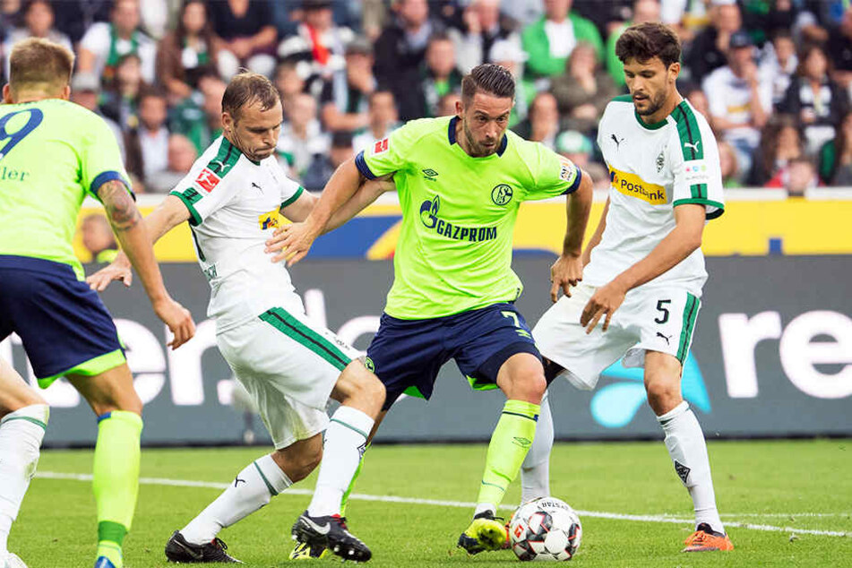 Schalkes Mark Uth (Zweiter von rechts) vergab einige Chancen. Hier muss er sich gegen die Gladbacher Tobias Strobl (r.) und Tony Jantschke (Zweiter von links) durchsetzen. Guido Burgstaller (l.) schaut zu.