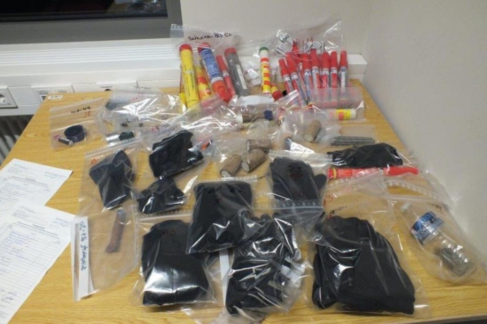 Zahlreiche Böller, Warnfackeln, aber auch Messer und Schlagringe wurden bei den Durchsuchungen der Polizei sichergestellt.
