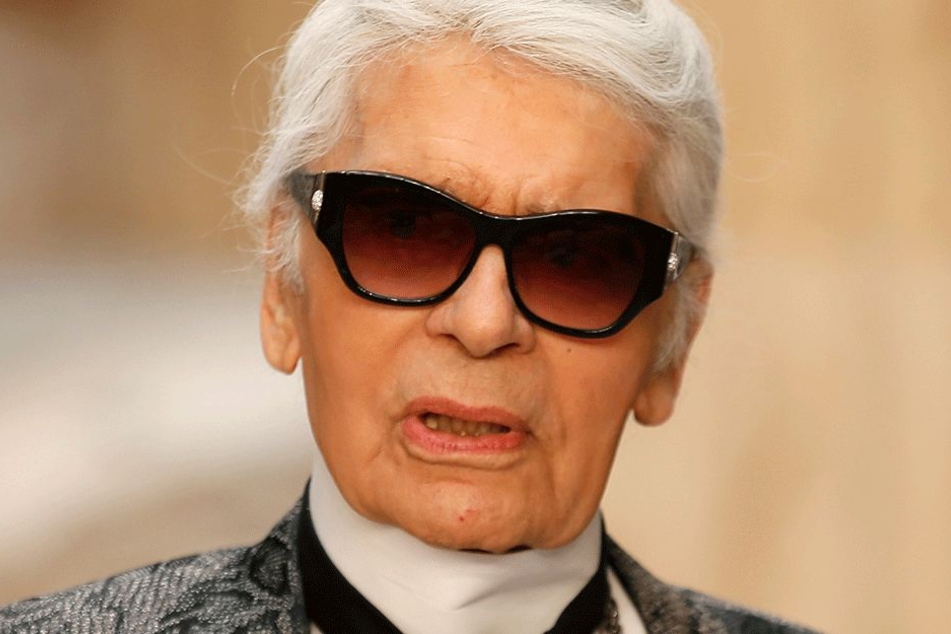 Modezar Lagerfeld (84) ist offensichtlich sehr unzufrieden mit Angela Merkels (63, CDU) Flüchtlingspolitik.
