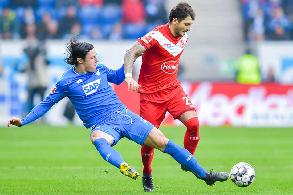 Hoffenheims Nico Schulz (l.) kämpft gegen Düsseldorfs Matthias Zimmermann um den Ball.