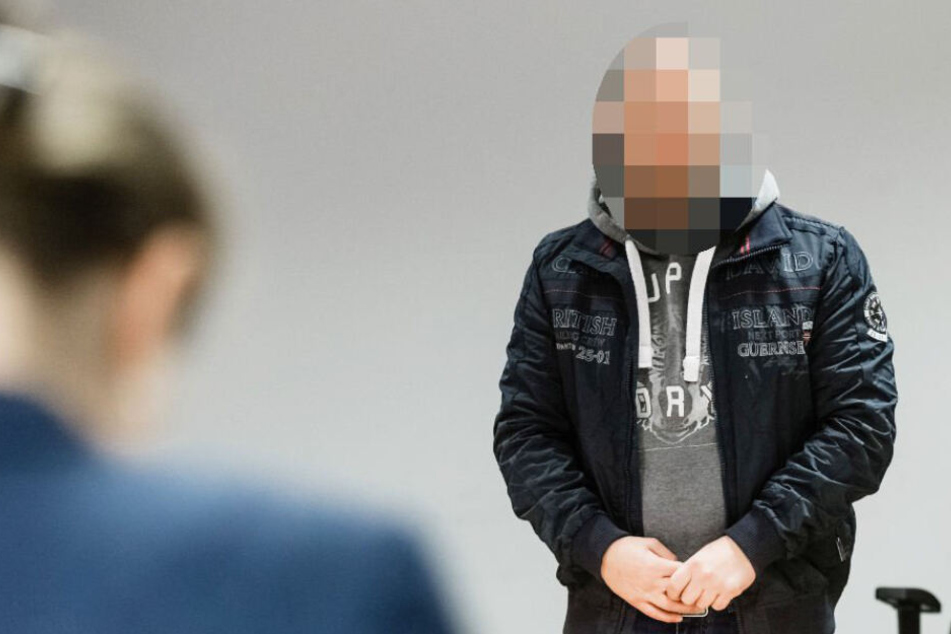 Der Angeklagte steht wegen Mordes an seiner Ex-Freundin vor Gericht.