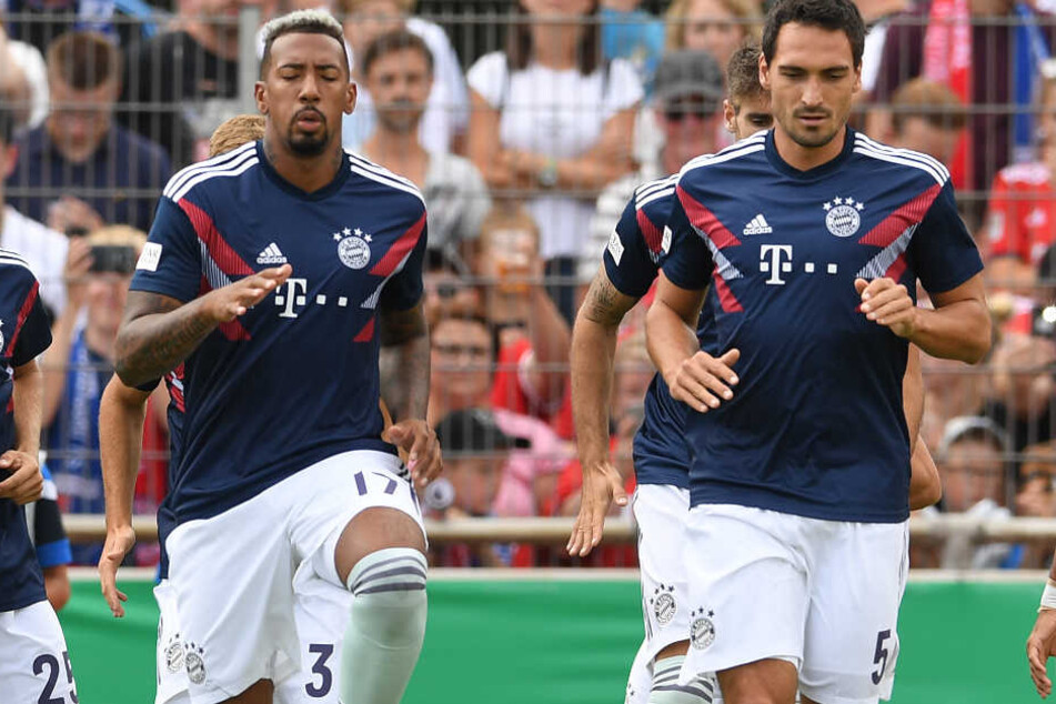Jérôme Boateng (l.) darf den FC Bayern München verlassen - wenn das Angebot stimmt.