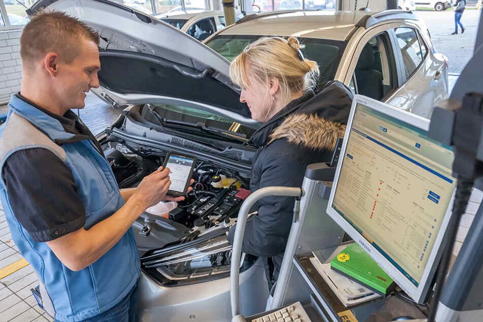 Moderne Analyse am Computer: Werkstattmeister Michael Beetz (34) beim
Kundengespräch im Autohaus "Zimpel & Franke".