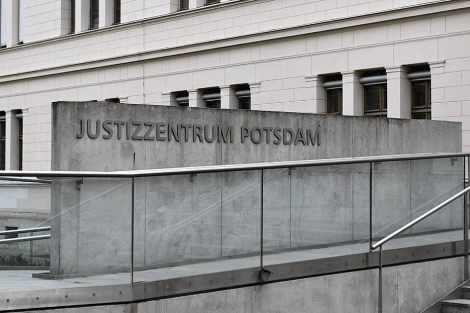 Am Landgericht Potsdam hat der Prozess um die Ermordung eines Geschäftsmannes begonnen.