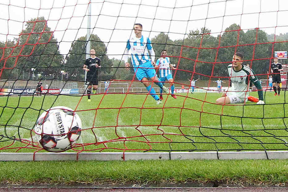 Mit diesem Treffer zum 4:2 machte Daniel Frahn (M.) in Halberstadt den Deckel drauf. Es war sein dritter in dieser Partie und der erste Hattrick in der langen Karriere des Stürmers.