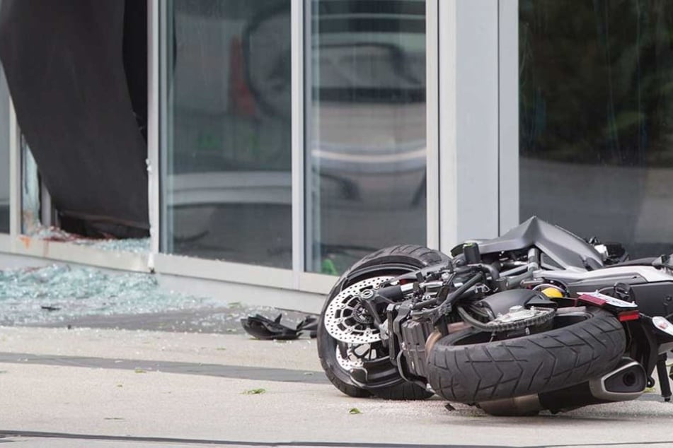 Der Motorradfahrer hatte ein stehendes Auto übersehen (Symbolfoto).