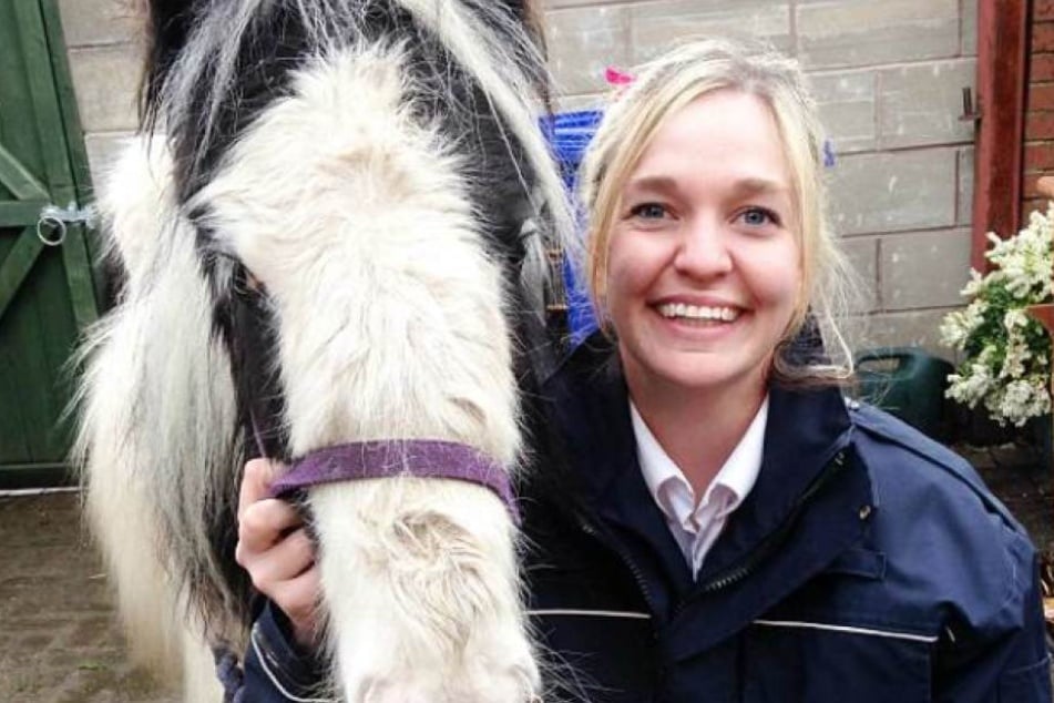 Die Beamtin der Polizei mit dem geretteten Pony.