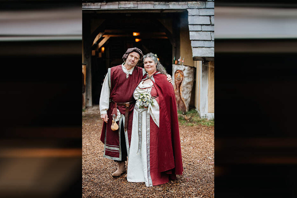 Petra (50) und Norbert (54) haben sich unter dem Motto "Mittelalter" das Ja-Wort gegeben.