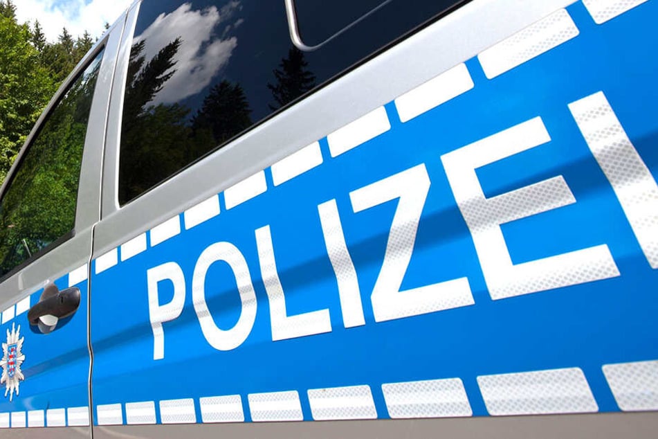 Die Polizei vermutet: Weil ein Mann zu schnell unterwegs war, kam er von der Straße ab.