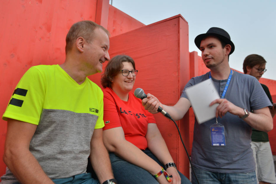 Jens Hofman (53), Michaela Banert (25) und Jakob Nützler (30) stimmen die Besucher der Fimnächte auf den Open-Air-Kinoabend mit "Die Quellen des Lebens" von Oskar Roehler ein.