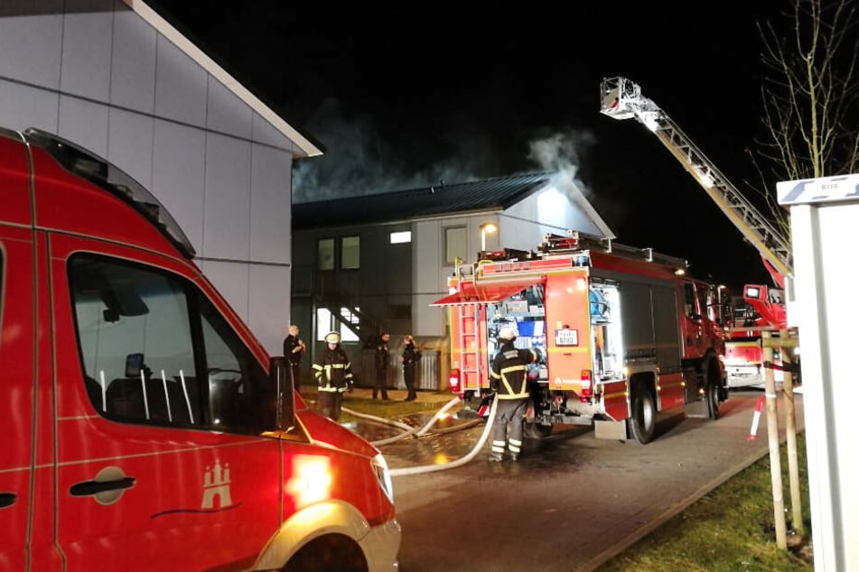 Die Feuerwehr nutzte eine Drehleiter zum Löschen des Feuers.