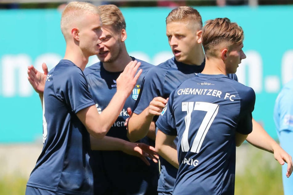 Michael Blum, Kristian Taag und Erik Tallig feiern das 1:0 von Jan-Pelle Hoppe (l.).