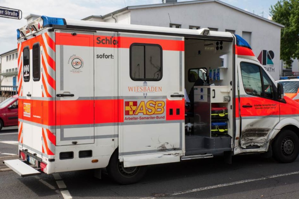Auf einer Kreuzung wurde der Rettungswagen mit voller Wucht in die Seite gerammt.
