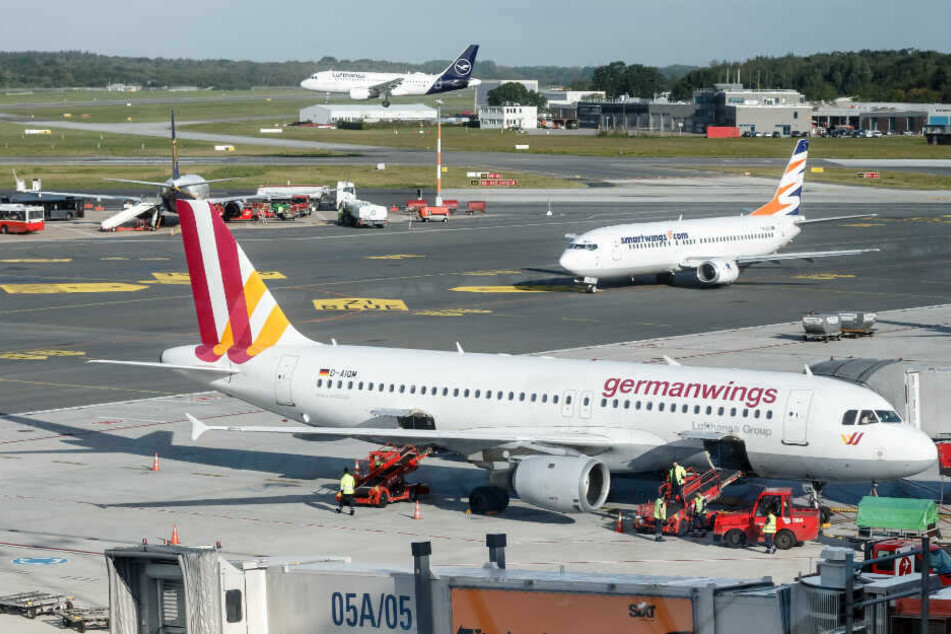 Eine Maschine der Gesellschaft Germanwings steht am Hamburger Flughafen. (Archivbild)