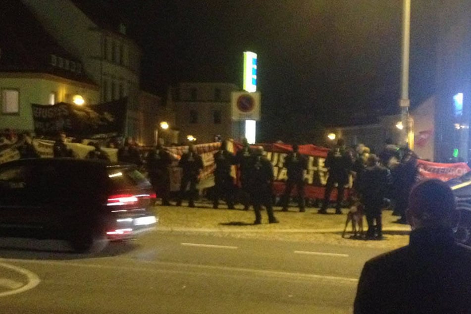 Etwa 200 Rechtsextreme demonstrieren am Freitag in Bautzen.
