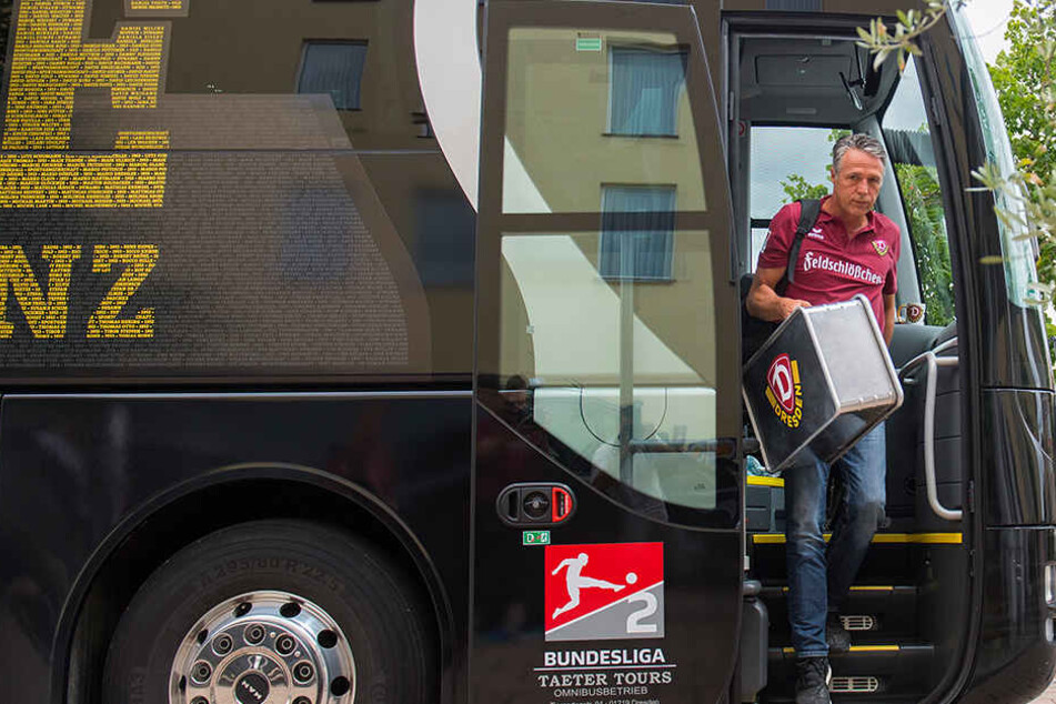 Endlich da! Coach Uwe Neuhaus steigt aus dem Bus.