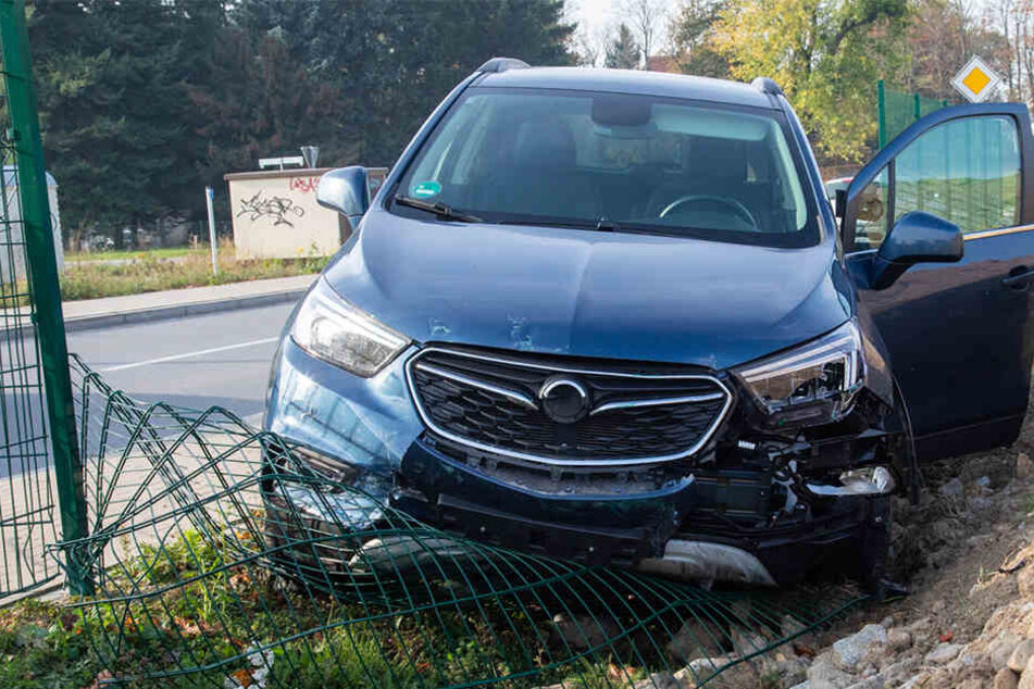Mit ihrem Opel Mokka rammte die Rentnerin (78) einen Metallzaun.