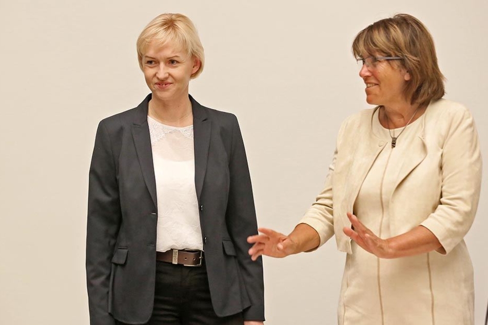 Oberbürgermeisterin Pia Findeiß stärkt Kathrin Köhler (l.) den Rücken.