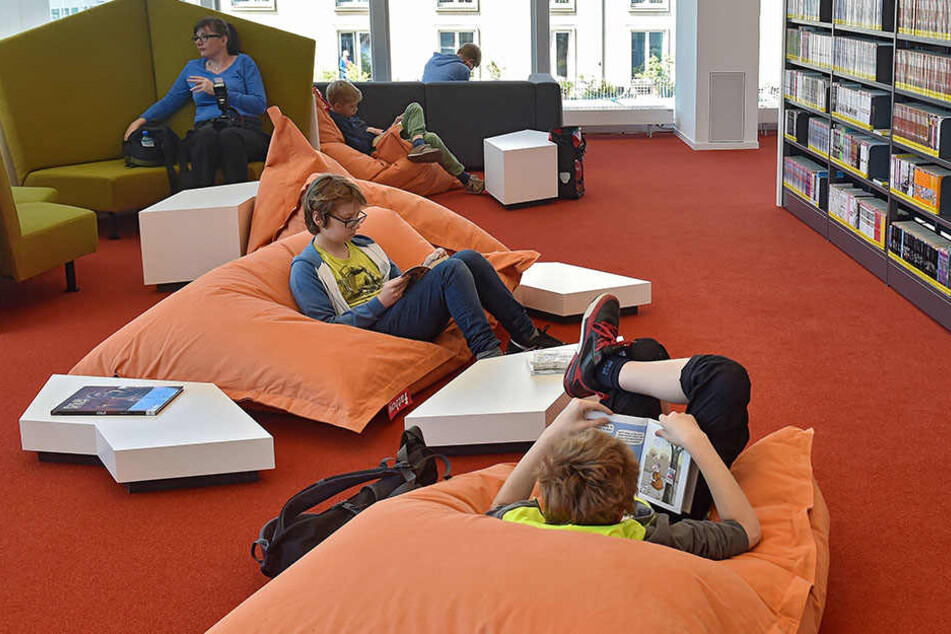Cool abhängen und schmökern: Die neue Zentralbibliothek im Kulti wird von Jung und Alt gern besucht.