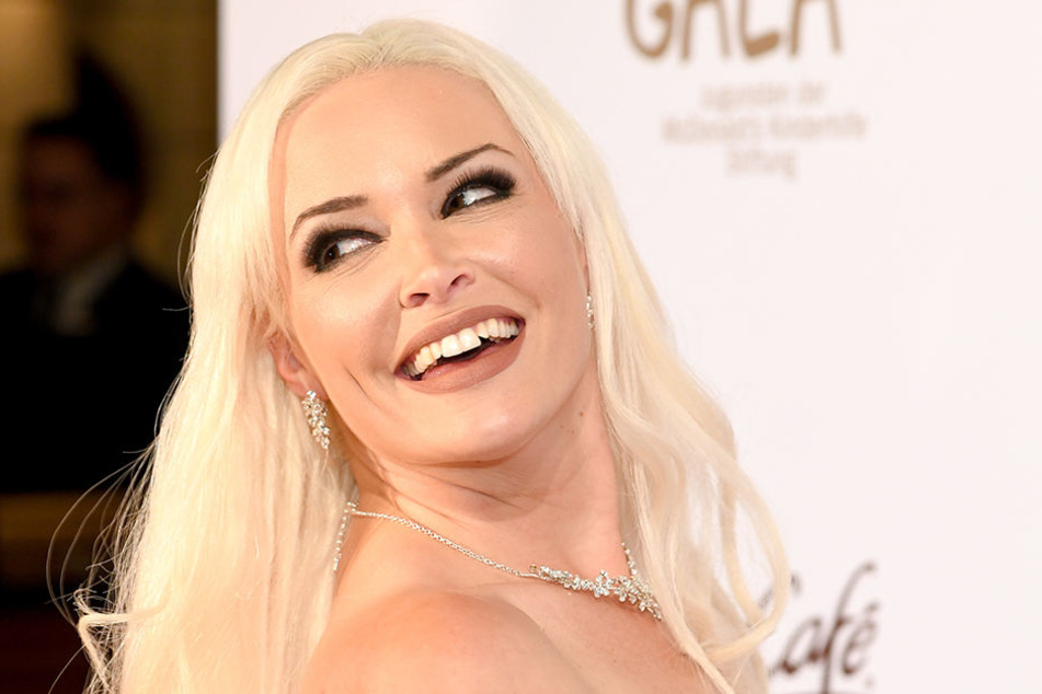 So kennen ihre Fans Daniela Katzenberger: mit platinblonder Wallemähne.