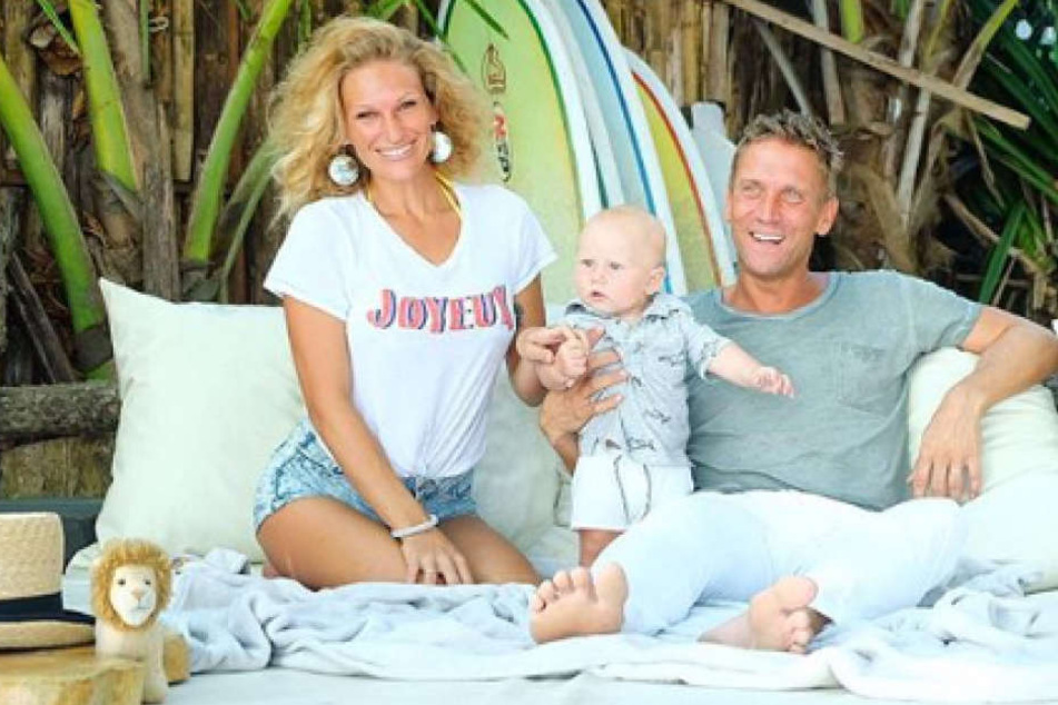 Lassen sich ihr Familienglück nicht zerreden: Janni und Peer mit Emil-Ocean.