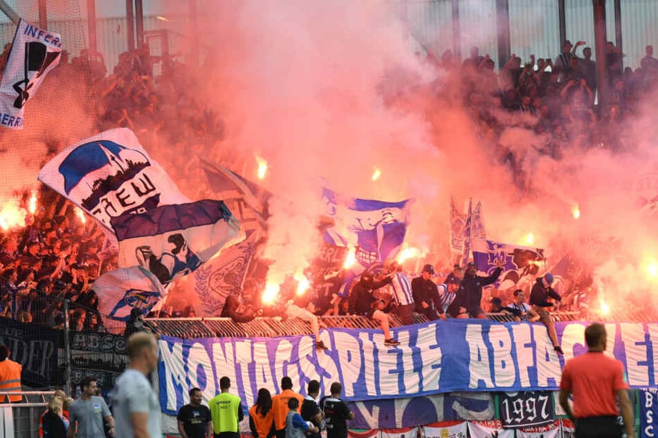 Hertha-Fans brennen Fackeln ab und machen Stimmung gegen die Montagsspiele.