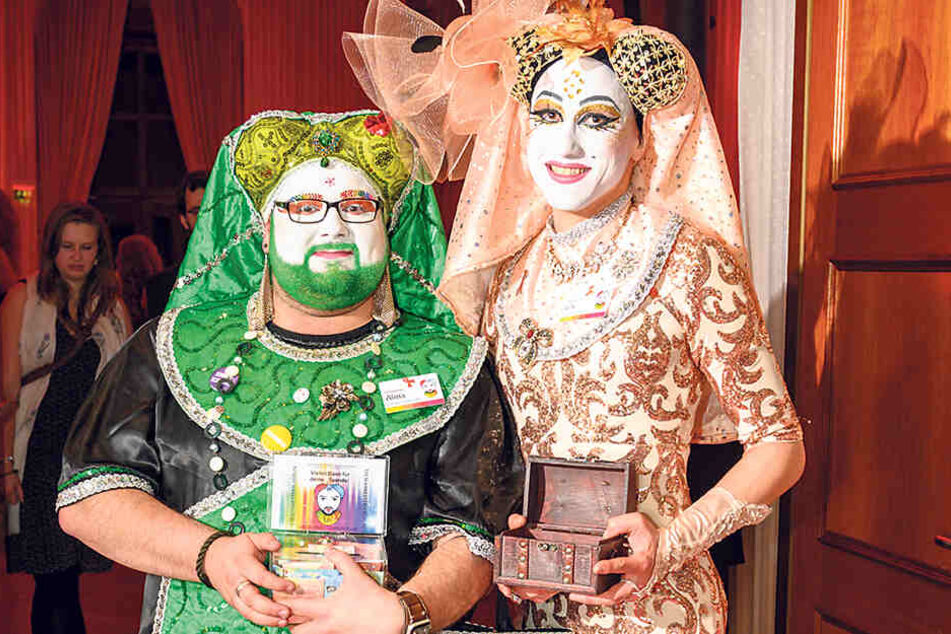 Die Schwestern Alma (l.) und Lily sammeln Spenden für Projekte der Aids-Hilfe.