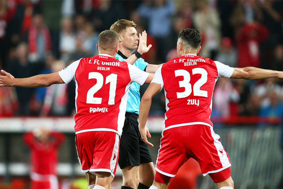 Gerade im Amateurbereich bleibt es nicht immer beim Gestikulieren und Schimpfen wie hier beim Bundesliga-Relegationsspiel.