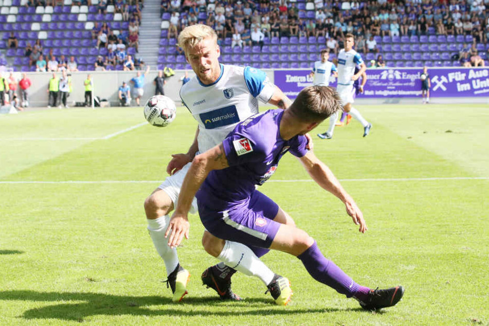 Aues Dennis Kempe (vorn) im Zweikampf mit Magdeburgs Nils Butzen.