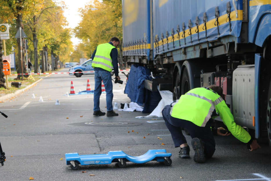 Polizisten dokumentieren den Unfall und stellen Beweise sicher.