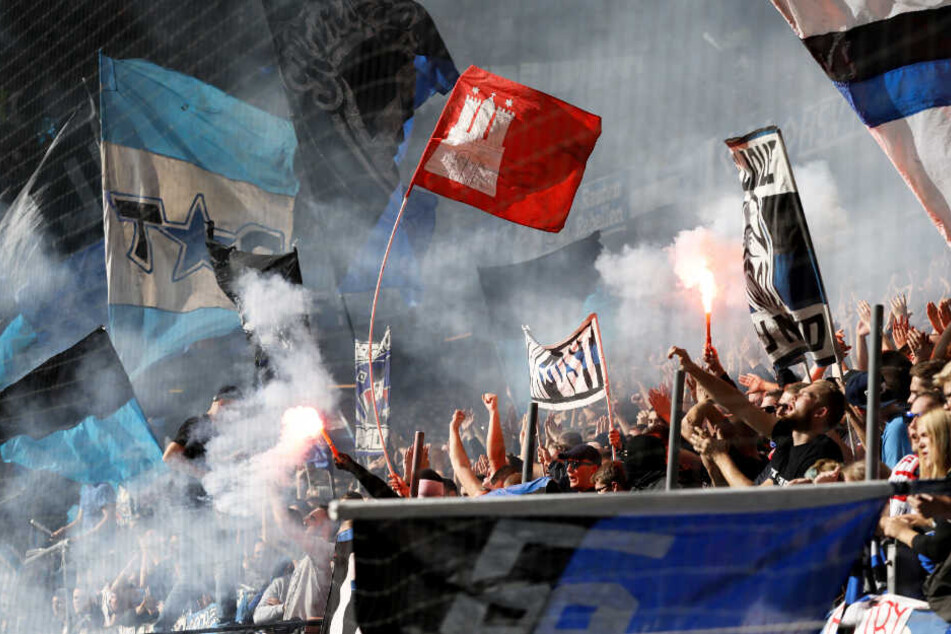 Fans zündeten beim Hinspiel HSV gegen FC St. Pauli Pyrotechnik im Stadion.