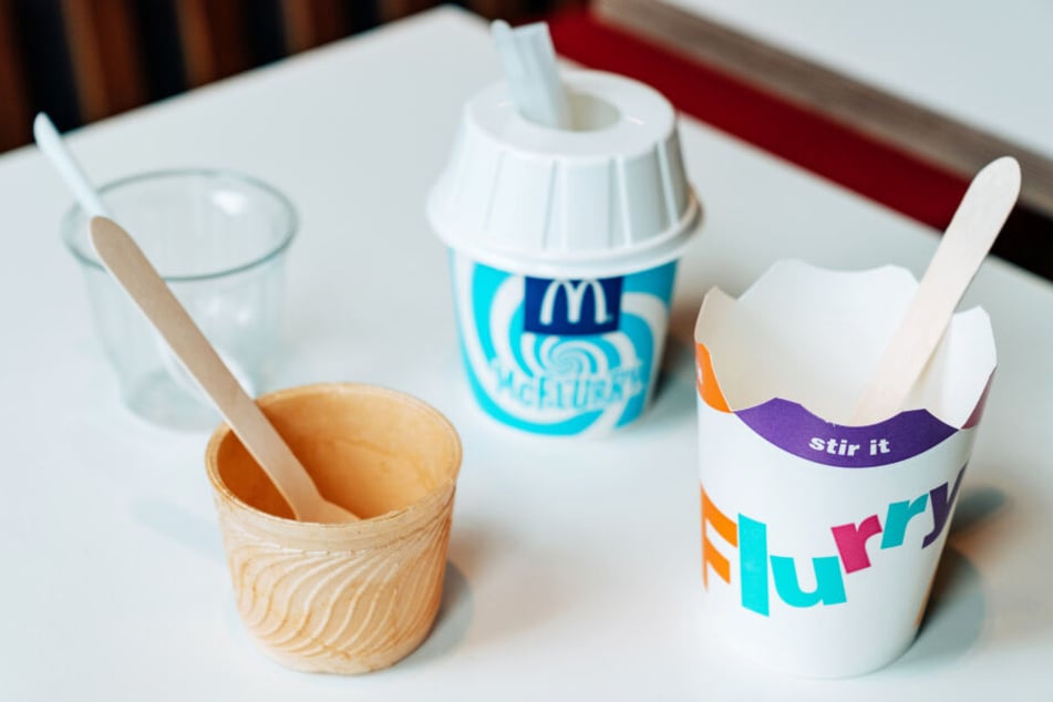 Hinten sieht man die alten Becher, vorn die neuen Designs.