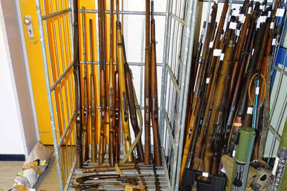 In Ottenbüttel bei Itzehoe hat die Polizei eine riesige Waffensammlung entdeckt. Viele davon waren voll funktionstüchtig.